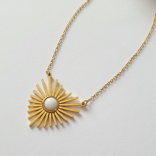 Χρυσό Κολιέ Boho Καρδιά-Ήλιος με Λευκό Λίθο
