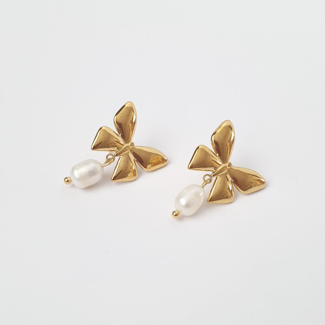 Κρεμαστά σκουλαρίκια με πεταλούδα και μαργαριτάρια