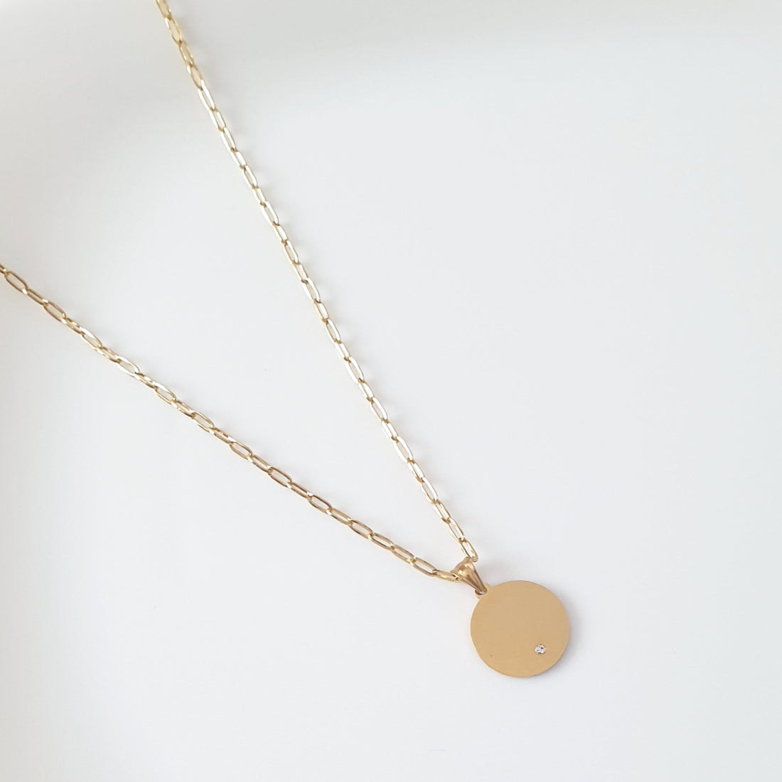 χρυσό κολιέ με μενταγιόν με διαμαντάκι