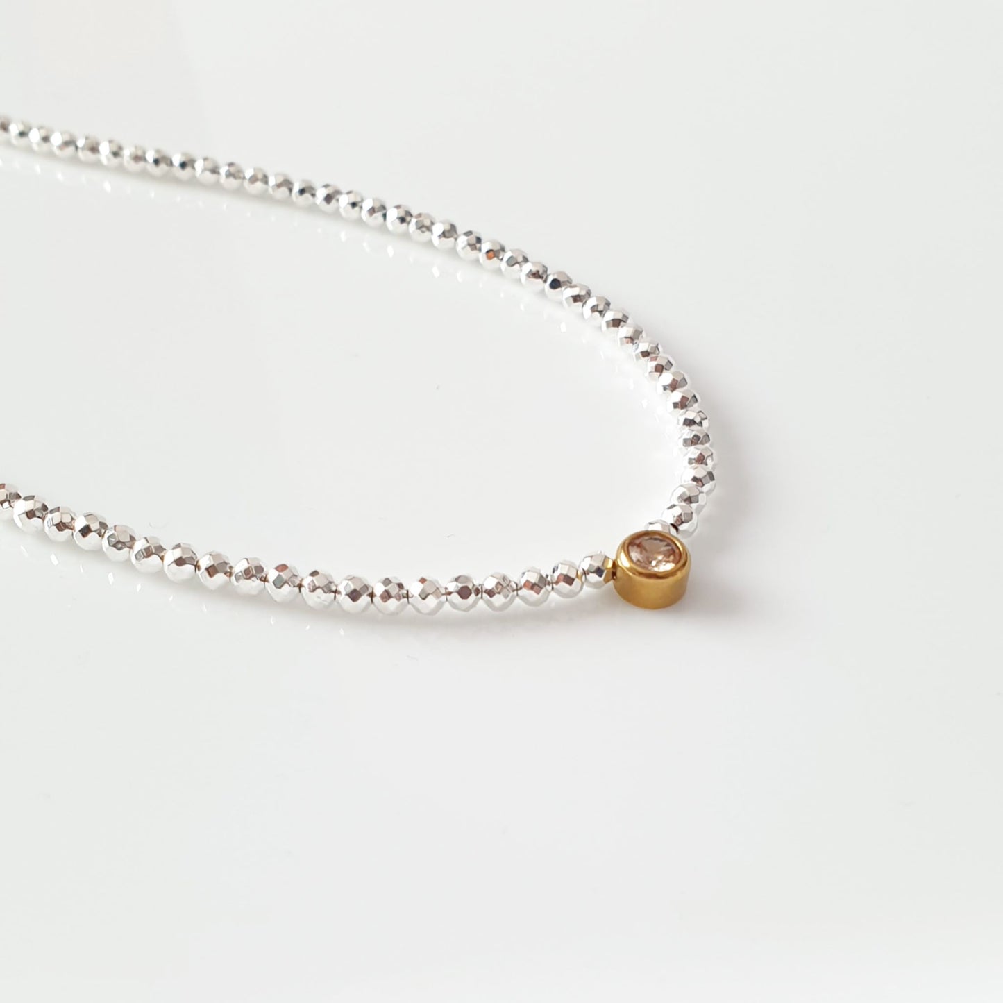 Κολιέ με αιματίτη και διαμαντάκι