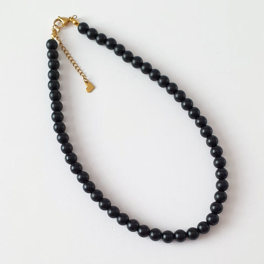 Χειροποίητο Κολιέ Μαύρου Χαολίτη – Minimal Necklace με Φυσική Πέτρα και Επίχρυσο Κούμπωμα