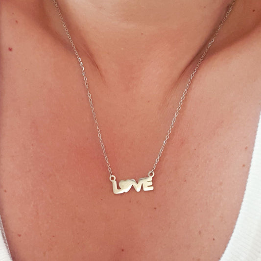 Χειροποίητο ατσάλινο κολιέ LOVE σε ασημί χρώμα με μοντέρνο μενταγιόν – Eve and Marie Jewellery