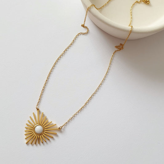 Χρυσό Κολιέ Boho Καρδιά-Ήλιος με Λευκό Λίθο