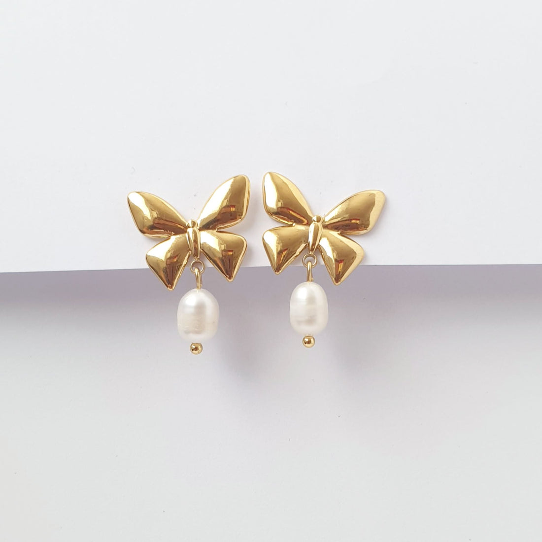 Κρεμαστά σκουλαρίκια με πεταλούδα και μαργαριτάρια