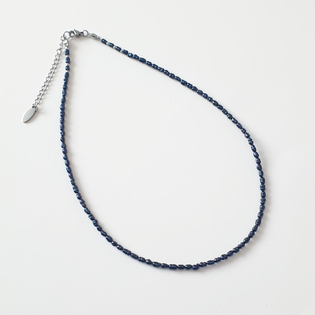 Κολιέ με Blue-Black Μαργαριτάρια & Ασημί Ατσάλινο Κούμπωμα – Midnight Pearl