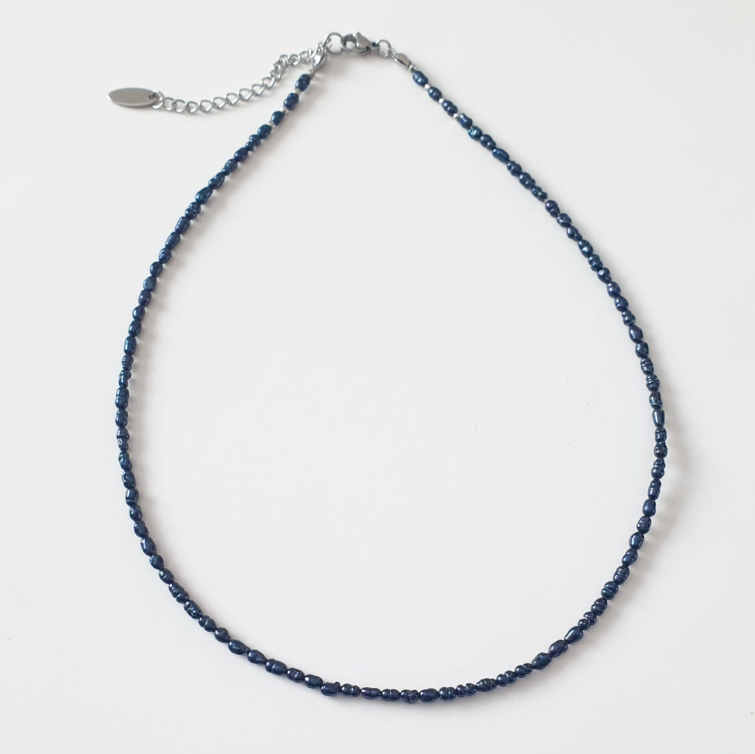 Κολιέ με Blue-Black Μαργαριτάρια & Ασημί Ατσάλινο Κούμπωμα – Midnight Pearl