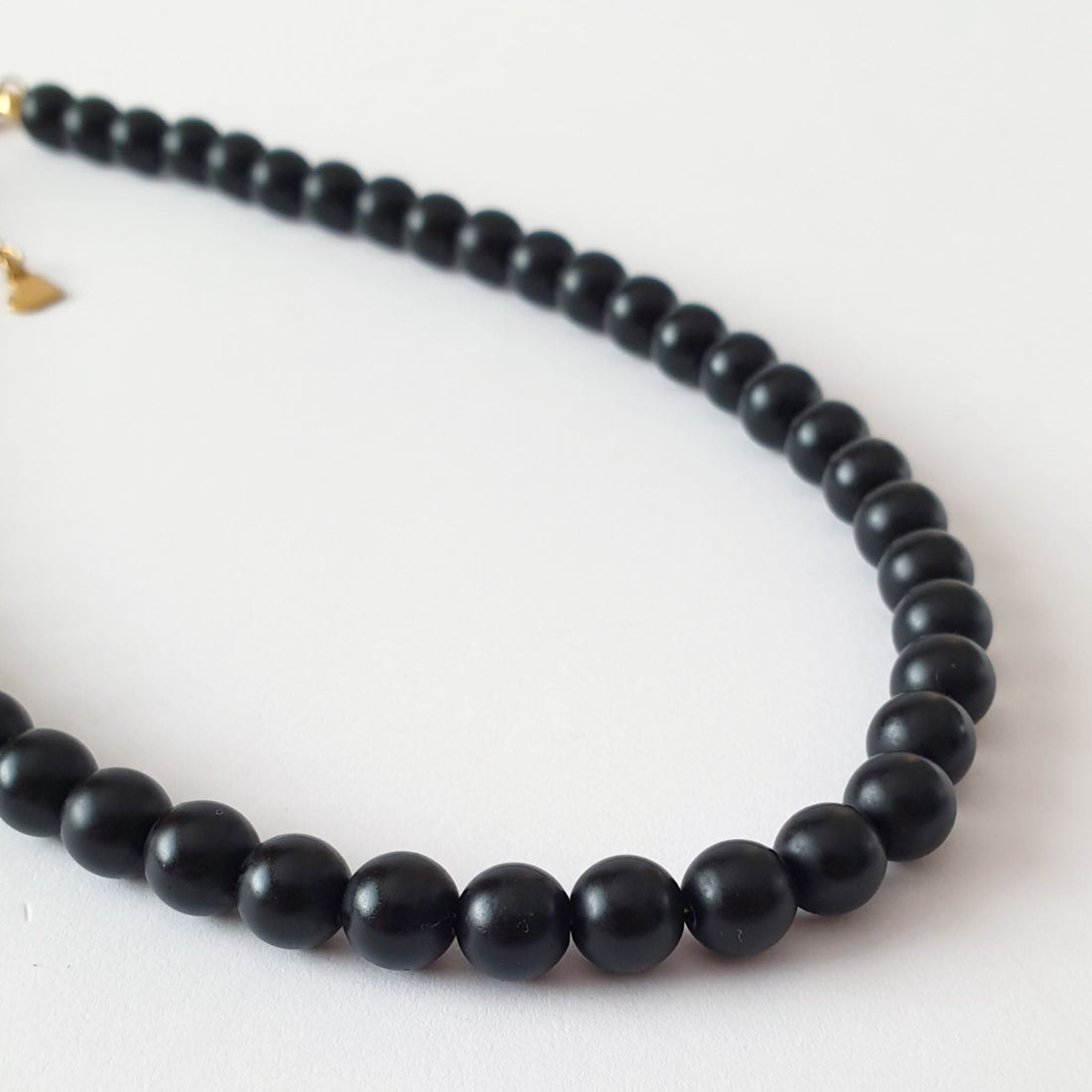 Χειροποίητο Κολιέ Μαύρου Χαολίτη – Minimal Necklace με Φυσική Πέτρα και Επίχρυσο Κούμπωμα