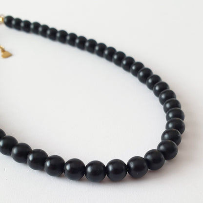 Χειροποίητο Κολιέ Μαύρου Χαολίτη – Minimal Necklace με Φυσική Πέτρα και Επίχρυσο Κούμπωμα