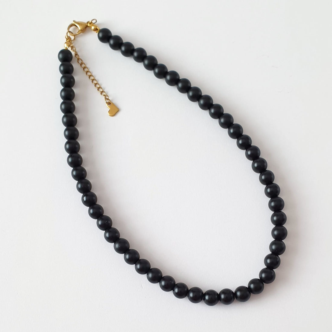 Χειροποίητο Κολιέ Μαύρου Χαολίτη – Minimal Necklace με Φυσική Πέτρα και Επίχρυσο Κούμπωμα