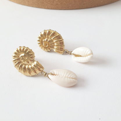 skoularikia-me-koxulia-cowrie