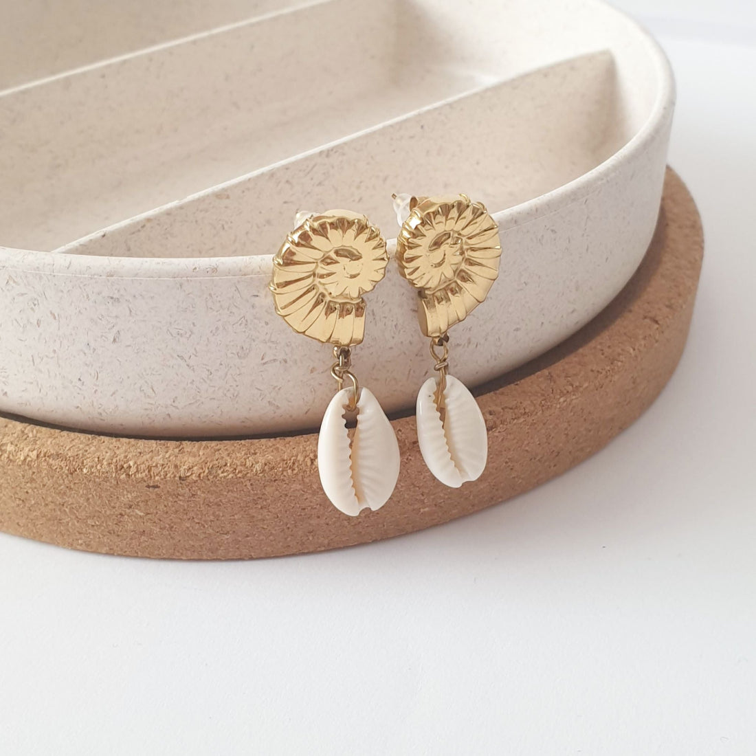 skoularikia-me-koxulia-cowrie