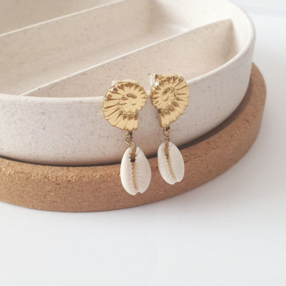 skoularikia-me-koxulia-cowrie