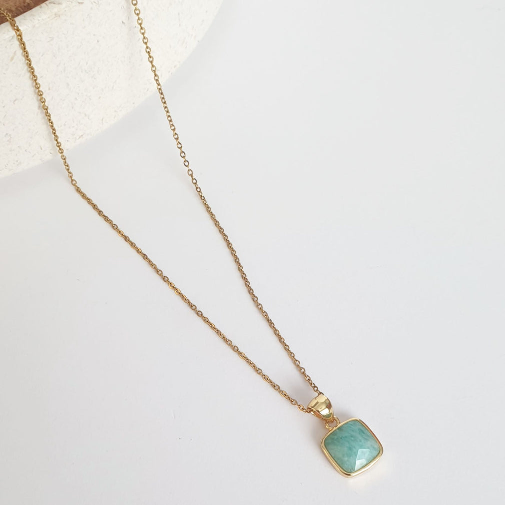 xryso-kolie-me- amazonite