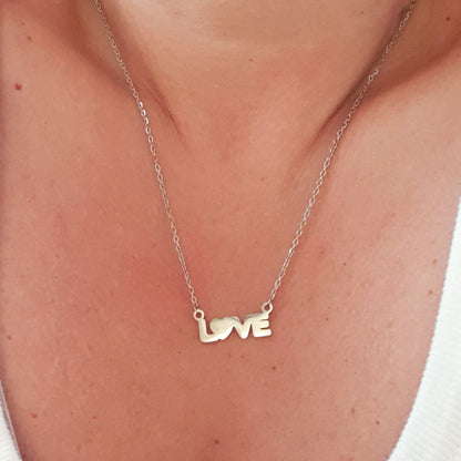 Χειροποίητο ατσάλινο κολιέ LOVE σε ασημί χρώμα με μοντέρνο μενταγιόν – Eve and Marie Jewellery